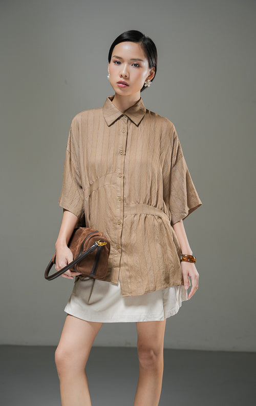 Kemeja oversized wanita Adella Top warna cokelat bahan katun bertekstur garis dengan kerah kemeja dan kancing depan. 