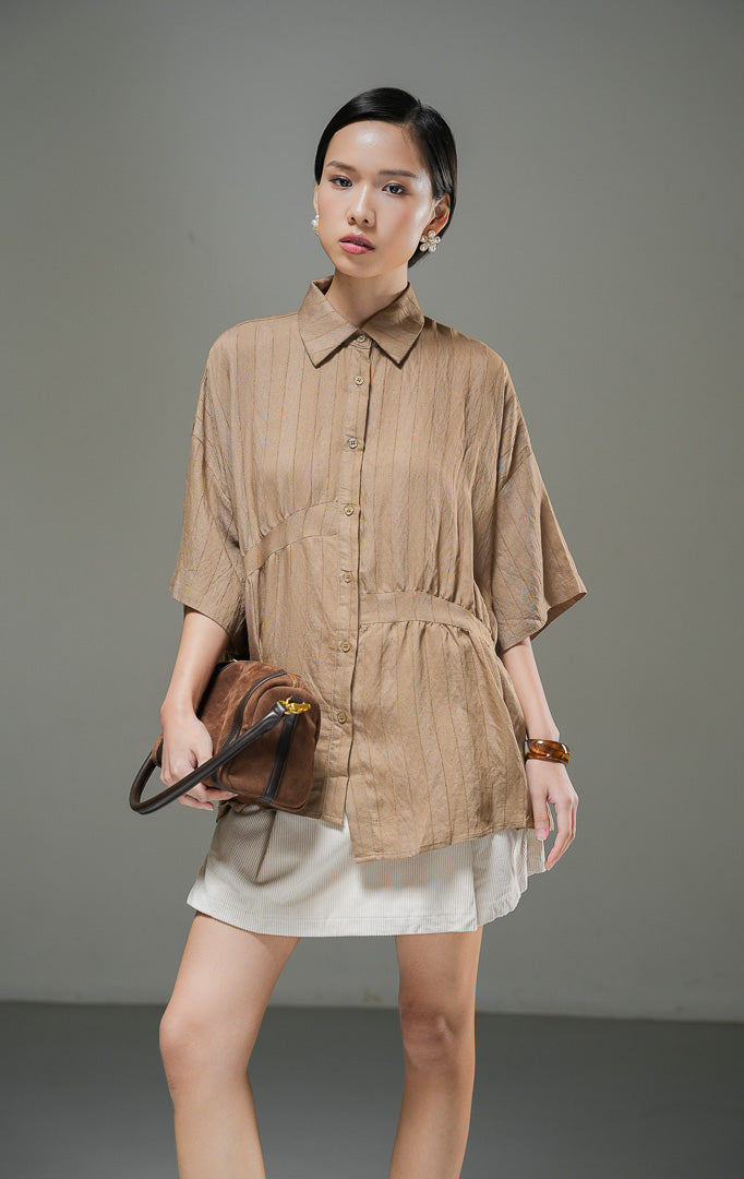 Kemeja oversized wanita Adella Top warna cokelat bahan katun bertekstur garis dengan kerah kemeja dan kancing depan. 