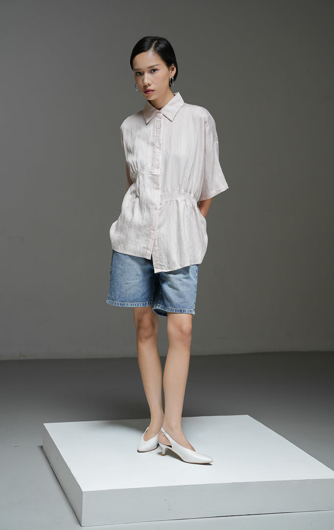 Kemeja oversized wanita Adella Top warna pink pastel bahan katun bertekstur garis dengan kerah kemeja dan kancing depan. 