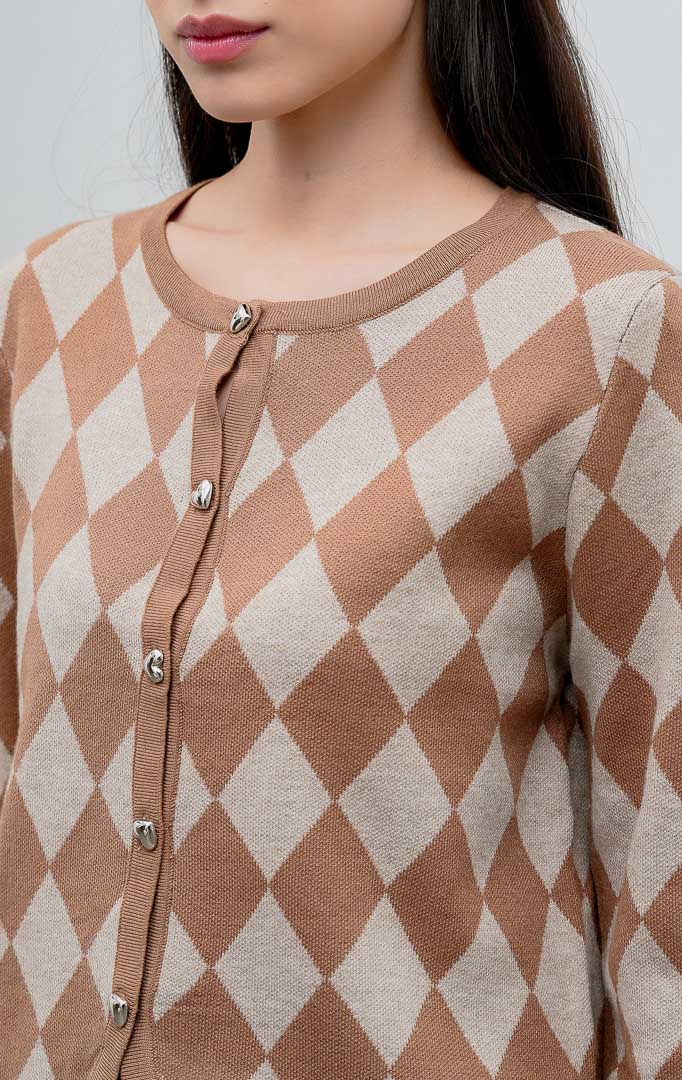 Kardigan rajut wanita lengan panjang warna cokelat (brown) Adrielle Cardigan bermotif belah ketupat (argyle diamond pattern) dengan bukaan kancing depan. 