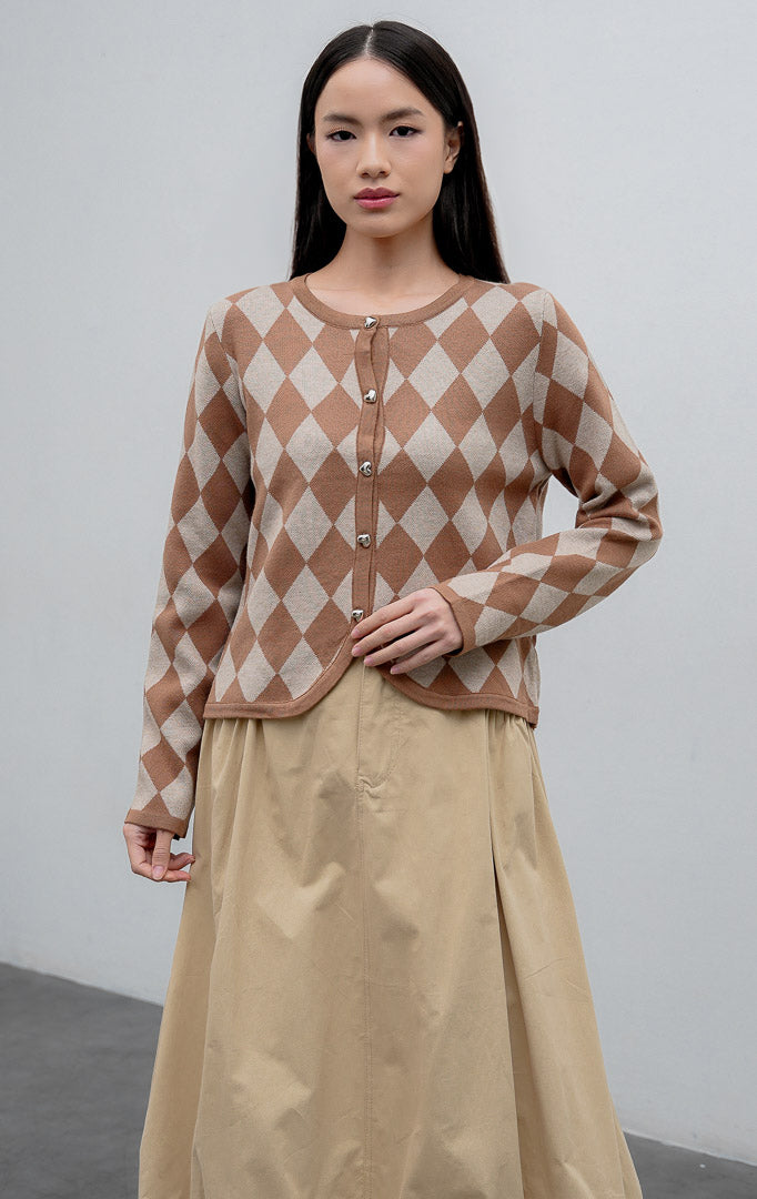 Kardigan rajut wanita lengan panjang warna cokelat (brown) Adrielle Cardigan bermotif belah ketupat (argyle diamond pattern) dengan bukaan kancing depan. 