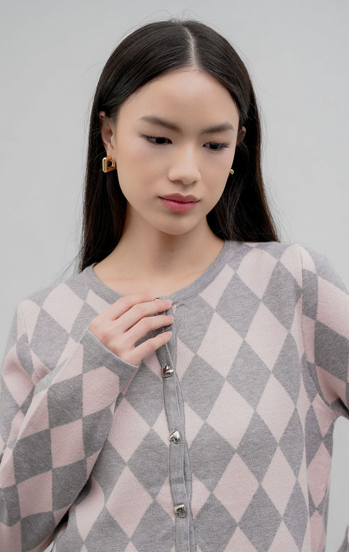 Kardigan rajut wanita lengan panjang warna pink kombinasi abu-abu Adrielle Cardigan bermotif belah ketupat (argyle diamond pattern) dengan kancing silver bermotif.