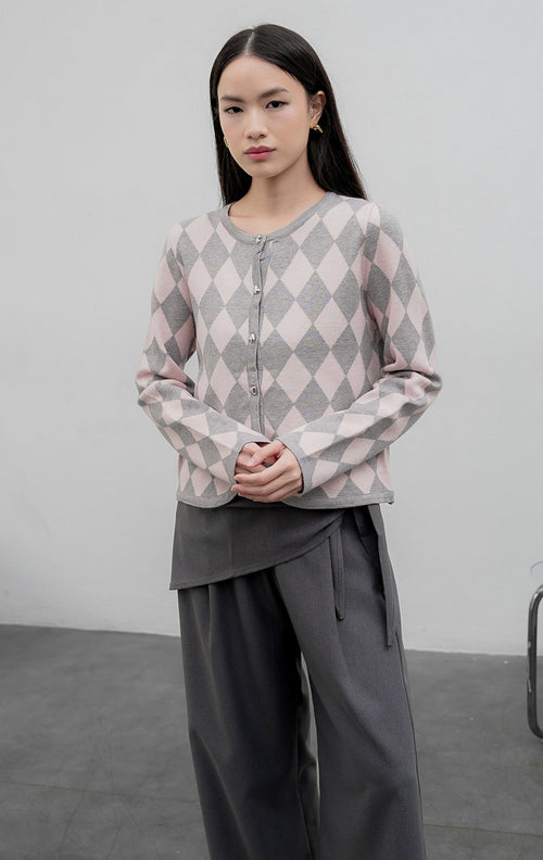 Kardigan rajut wanita lengan panjang warna pink kombinasi abu-abu Adrielle Cardigan bermotif belah ketupat (argyle diamond pattern) dengan kancing silver bermotif.