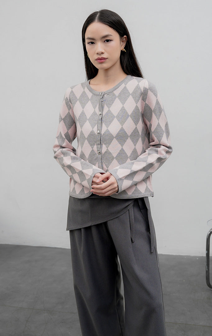 Kardigan rajut wanita lengan panjang warna pink kombinasi abu-abu Adrielle Cardigan bermotif belah ketupat (argyle diamond pattern) dengan kancing silver bermotif.