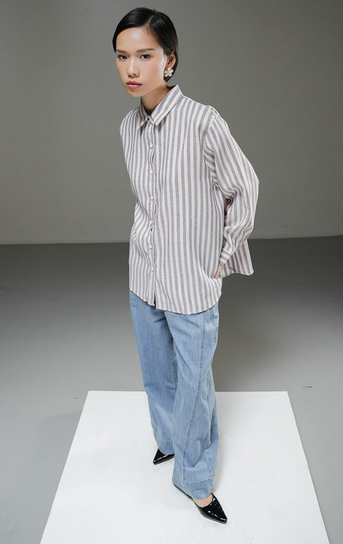 Kemeja wanita Adrienne Top warna pink dengan motif garis salur vertikal (stripe), lengan panjang, kerah kemeja, dan kancing depan. 