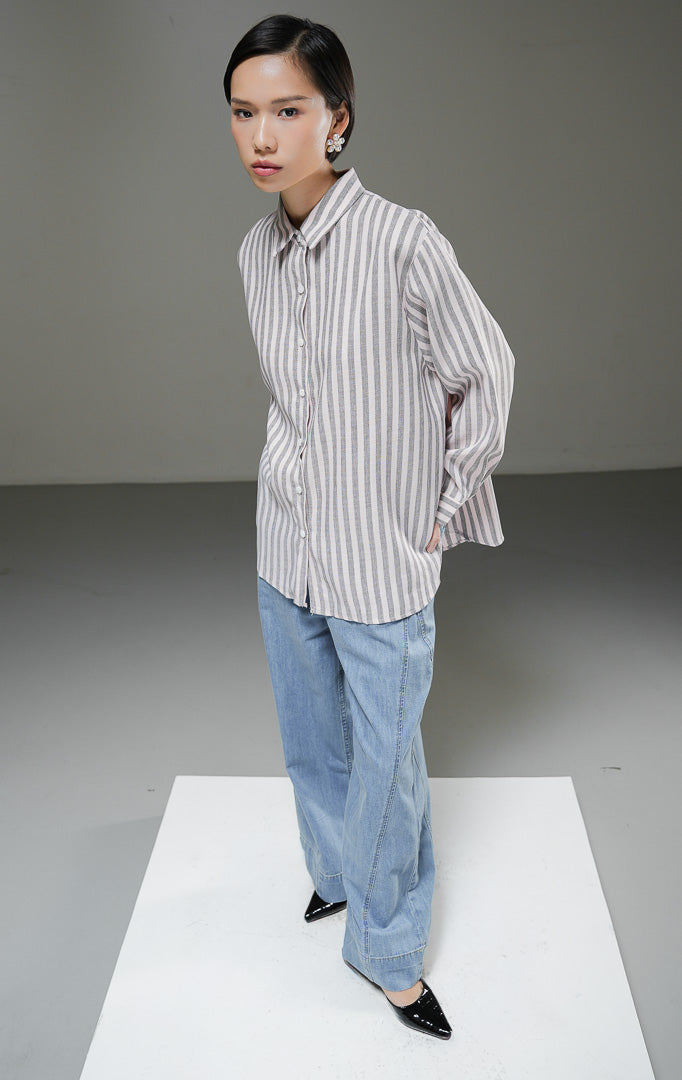 Kemeja wanita Adrienne Top warna pink dengan motif garis salur vertikal (stripe), lengan panjang, kerah kemeja, dan kancing depan. 