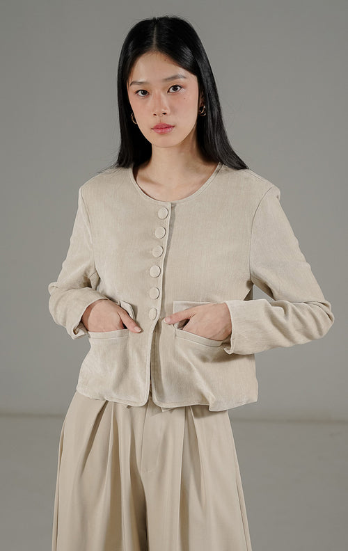 Aeriselle Jacket warna Khaki dari This Is April, jaket lengan panjang dengan detail kancing bulat senada dan dua saku depan aktif.