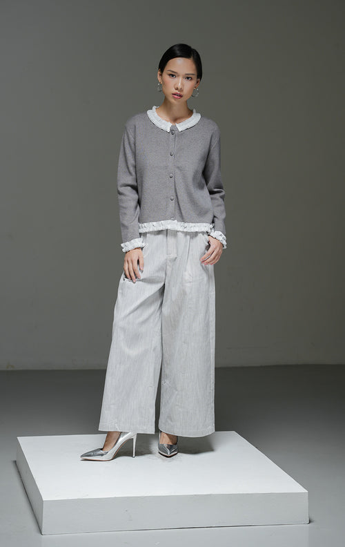 Cardigan rajut wanita Aiko Top warna grey abu-abu lengan panjang dengan aksen renda putih pada kerah bulat dan bagian bawah hem. 