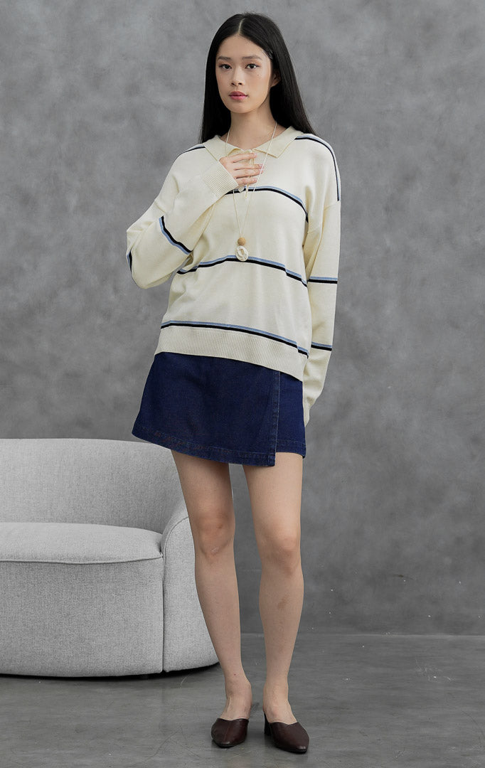 Sweter rajut wanita kerah polo warna ivory Alexis Sweater bermotif garis-garis (striped) dengan bukaan kancing depan (button closure) berbahan lembut dan stretchy.
