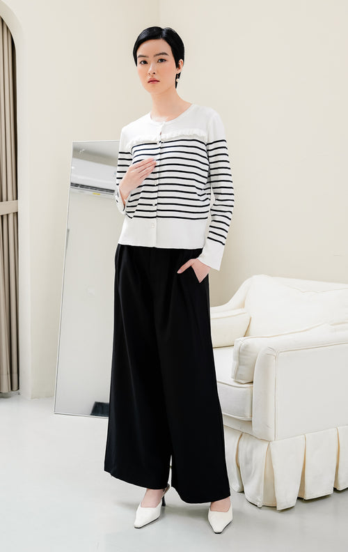 Cardigan rajut wanita warna putih motif garis hitam Alexiz Cardigan dengan detail frill, lengan panjang, dan kancing depan (button closure). 