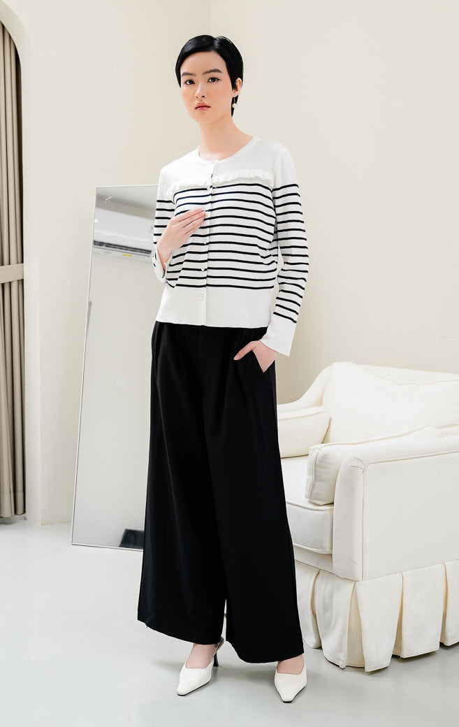 Cardigan rajut wanita warna putih motif garis hitam Alexiz Cardigan dengan detail frill, lengan panjang, dan kancing depan (button closure). 