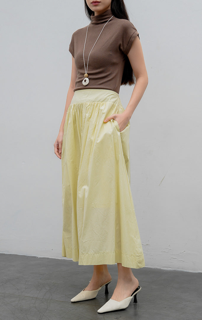 Rok panjang wanita model mekar (flared skirt) warna kuning muda (butter yellow) Alora Skirt berbahan katun berfuring dengan pinggang tinggi (high waist).
