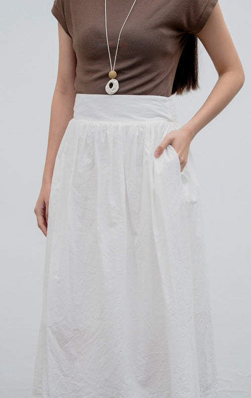 Rok panjang wanita model mekar (flared skirt) warna putih (white) Alora Skirt berbahan katun berfuring dengan pinggang tinggi (high waist).