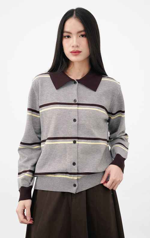 Model mengenakan Alyna Sweater warna grey, sweater rajut lengan panjang berkerah dengan motif garis horizontal warna cokelat dan kuning.