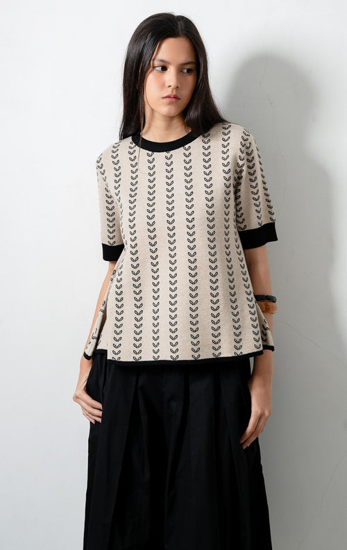 Atasan rajut wanita lengan pendek warna khaki motif garis vertikal halus (khaki knit top with delicate vertical motifs) Ambrose Top dengan kerah bulat, serta aksen list rajut hitam (black ribbed trims) pada bagian leher, ujung lengan, dan kelim. 