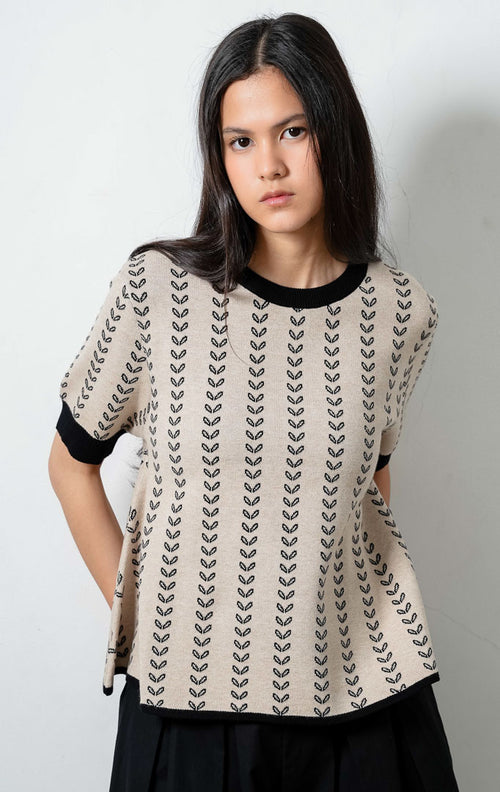 Atasan rajut wanita lengan pendek warna khaki motif garis vertikal halus (khaki knit top with delicate vertical motifs) Ambrose Top dengan kerah bulat, serta aksen list rajut hitam (black ribbed trims) pada bagian leher, ujung lengan, dan kelim. 