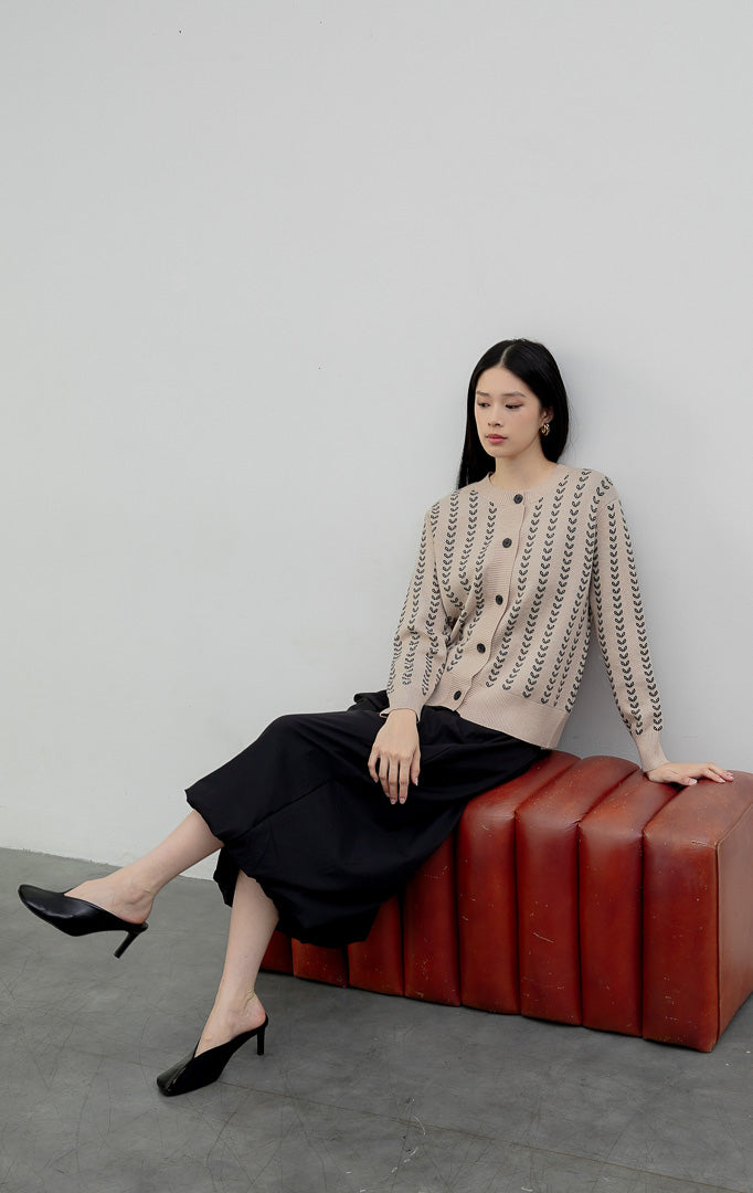 Kardigan rajut wanita lengan panjang warna khaki Ambrose Cardigan berbahan ribbed knit tekstur garis dengan kerah bulat (crew neckline) dan bukaan kancing depan.