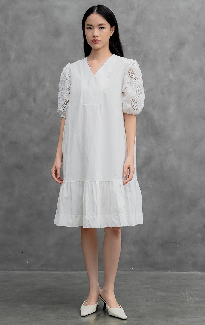 Gaun terusan wanita model midi warna putih (white) Anatolia Dress berpotongan A-line dengan aksen bordir berlubang (eyelet detailing) dan lengan balon (puff sleeves).