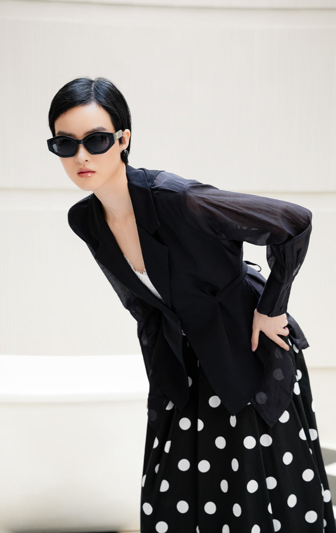 Blazer wanita lengan panjang warna hitam Ardenia Blazer dengan detail bahan transparan (sheer panel), kancing tunggal depan, kerah notched lapel, dan tali serut pinggang. 
