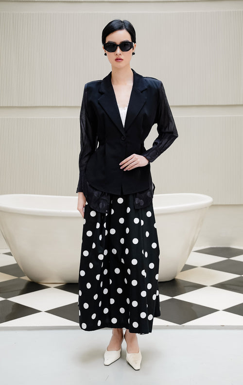 Blazer wanita lengan panjang warna hitam Ardenia Blazer dengan detail bahan transparan (sheer panel), kancing tunggal depan, kerah notched lapel, dan tali serut pinggang. 