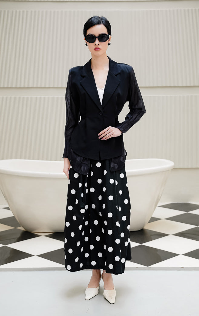 Blazer wanita lengan panjang warna hitam Ardenia Blazer dengan detail bahan transparan (sheer panel), kancing tunggal depan, kerah notched lapel, dan tali serut pinggang. 