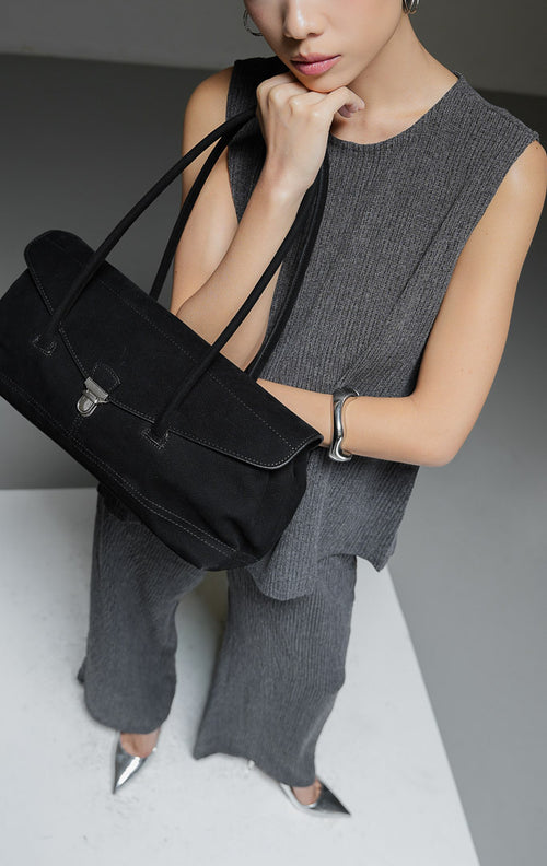 One set pakaian wanita Arista Set warna dark grey abu-abu tua bertekstur terdiri dari atasan tanpa lengan dengan kancing belakang dan celana panjang pinggang karet. 
