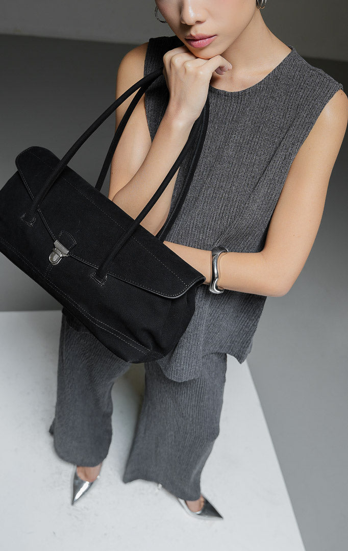 One set pakaian wanita Arista Set warna dark grey abu-abu tua bertekstur terdiri dari atasan tanpa lengan dengan kancing belakang dan celana panjang pinggang karet. 