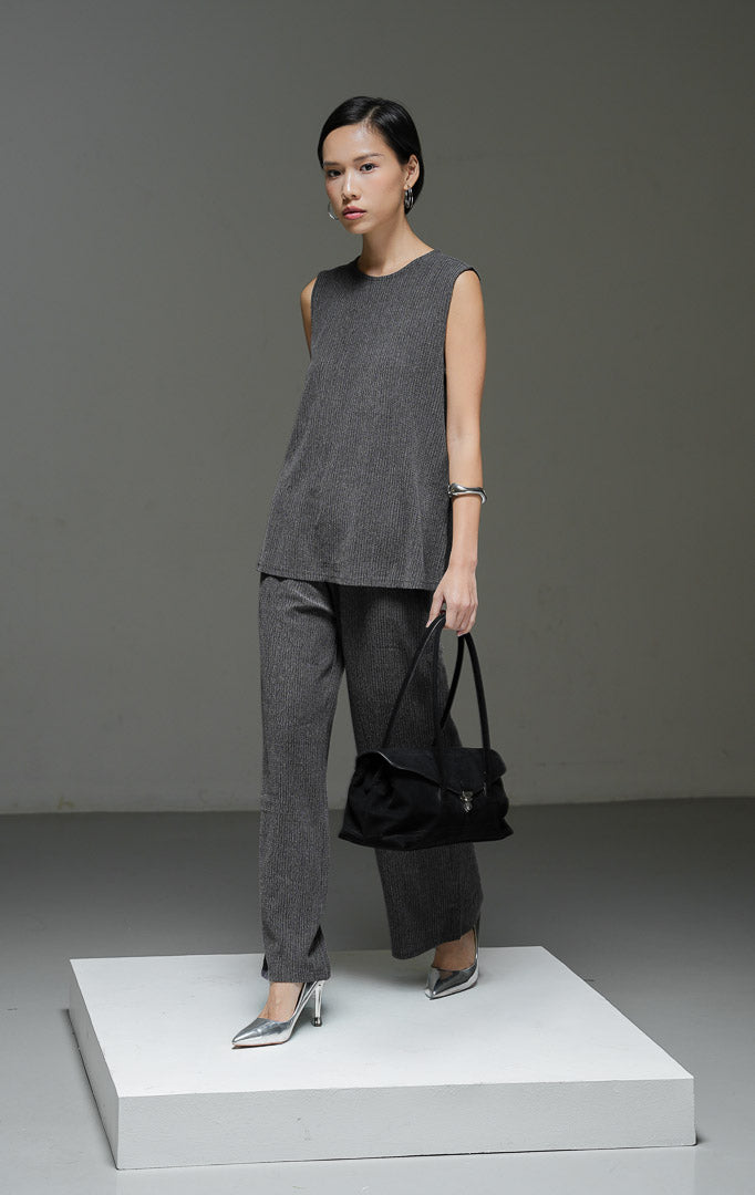 One set pakaian wanita Arista Set warna dark grey abu-abu tua bertekstur terdiri dari atasan tanpa lengan dengan kancing belakang dan celana panjang pinggang karet. 