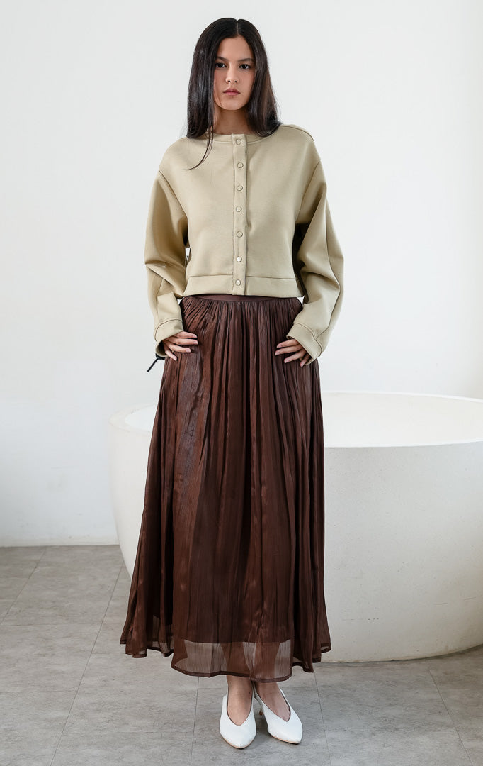 Jaket wanita lengan panjang model cropped warna khaki Arsela Jacket berbahan katun jersey (cotton jersey) dengan kerah bulat (round neckline) dan bukaan kancing cetet sewarna (tonal snap-button closure). 