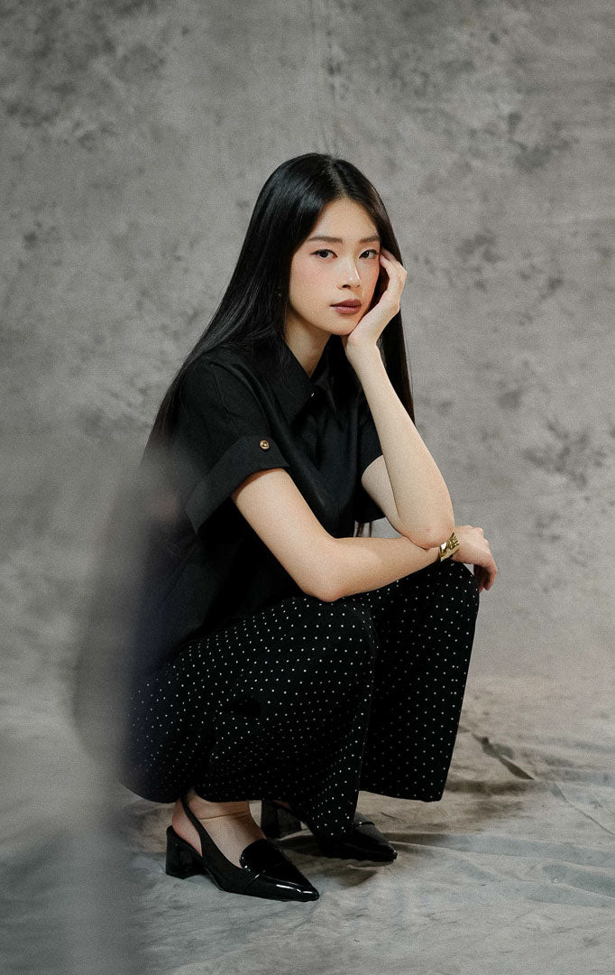 Atasan wanita Ashtyn Black dengan cutting oversized boxy, detail kerah formal, berbahan poliester premium yang cocok untuk gaya kasual maupun kantoran.