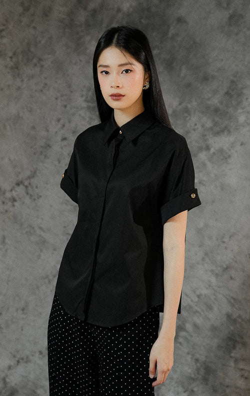 Atasan wanita Ashtyn Black dengan cutting oversized boxy, detail kerah formal, berbahan poliester premium yang cocok untuk gaya kasual maupun kantoran.