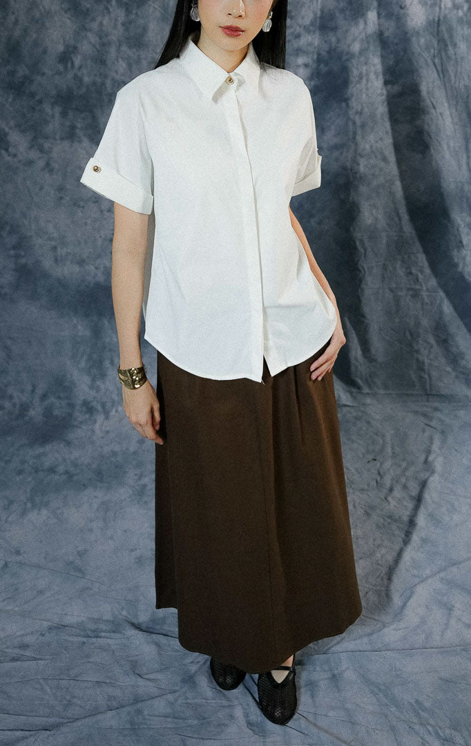Atasan wanita Ashtyn warna putih dengan cutting oversized boxy, detail kerah rapi, berbahan poliester premium yang cocok untuk gaya clean girl dan daily look.