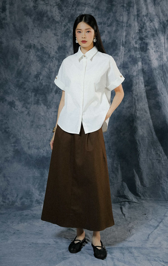 Atasan wanita Ashtyn warna putih dengan cutting oversized boxy, detail kerah rapi, berbahan poliester premium yang cocok untuk gaya clean girl dan daily look.