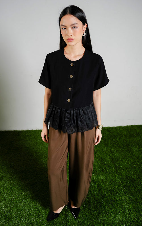 Regulus Gathered Peplum Button-Up Blouse Top warna black, baju atasan blouse lengan pendek peplum hitam dengan kombinasi bahan organza transparan. 
