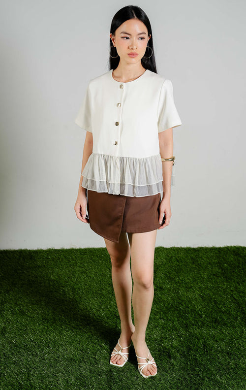 Regulus Gathered Peplum Button-Up Blouse Top warna ivory, baju atasan blouse lengan pendek peplum putih gading dengan kombinasi bahan organza transparan. 