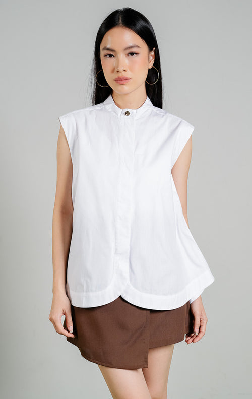 Millie Curved Tulip Hem A-Line Sleeveless Blouse warna white, baju atasan tanpa lengan wanita bahan katun putih bersih berpotongan melebar A-line. 