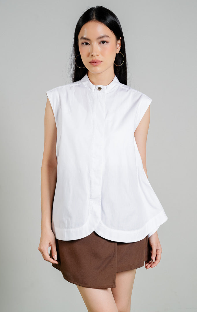 Millie Curved Tulip Hem A-Line Sleeveless Blouse warna white, baju atasan tanpa lengan wanita bahan katun putih bersih berpotongan melebar A-line. 