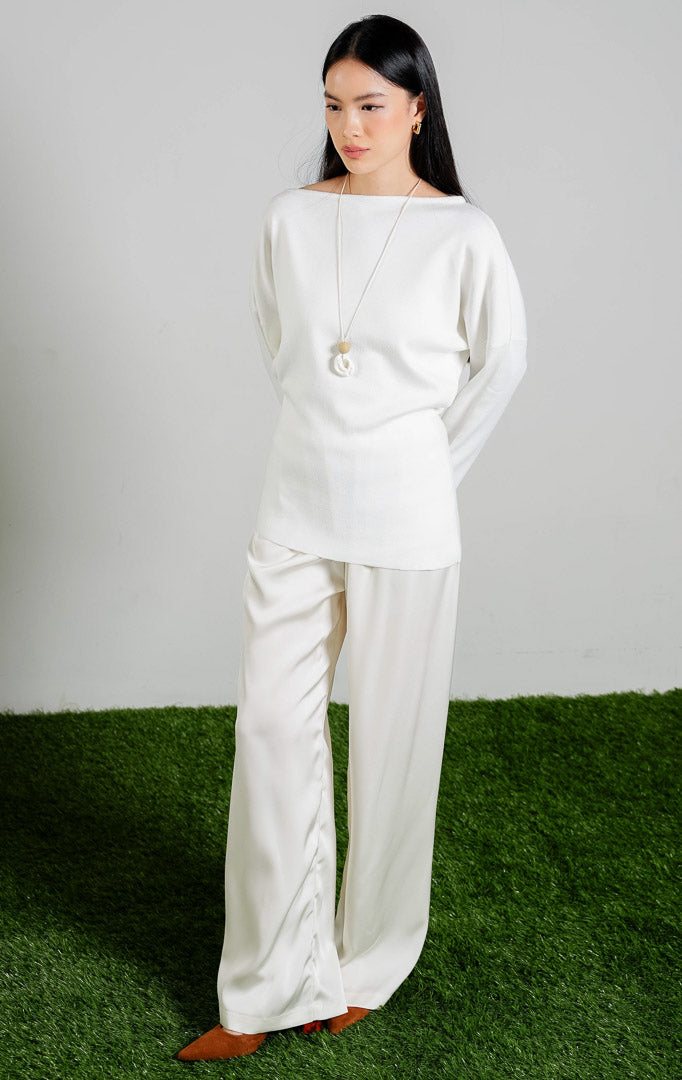 Odile Wide Neckline Cinched Waist Knit Top warna white, baju atasan rajut lengan panjang wanita model kerah lebar dengan kerutan pinggang warna putih dari This Is April. 