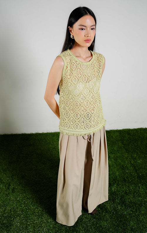 Model wanita berdiri mengenakan Macbeth Top warna lime green, baju atasan tanpa lengan wanita bahan rajut brokat transparan motif wajik warna hijau limau dari This Is April 