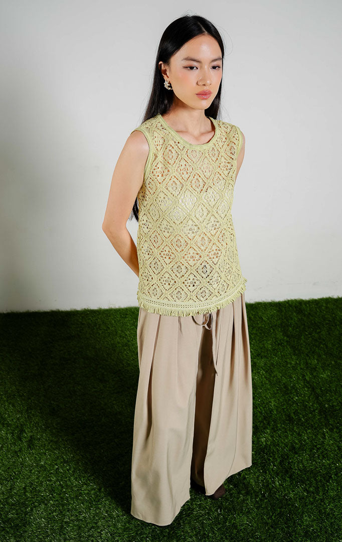Model wanita berdiri mengenakan Macbeth Top warna lime green, baju atasan tanpa lengan wanita bahan rajut brokat transparan motif wajik warna hijau limau dari This Is April 
