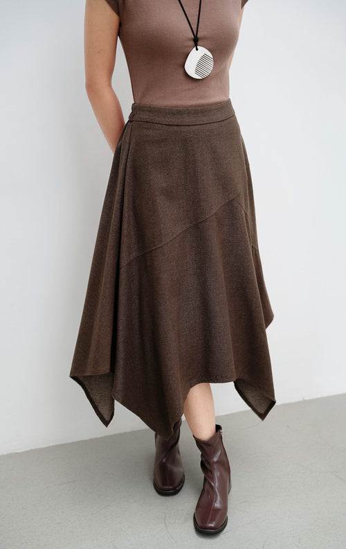 Rok midi wanita warna cokelat tua (dark brown) Austyn Skirt berbahan katun ringan dengan potongan hem asimetris dan pinggang karet (elasticated waistband).