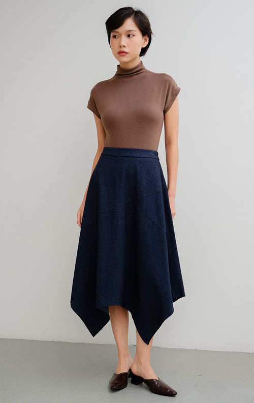 Rok midi wanita warna biru navy Austyn Skirt berbahan katun ringan dengan potongan hem asimetris dan pinggang karet (elasticated waistband).