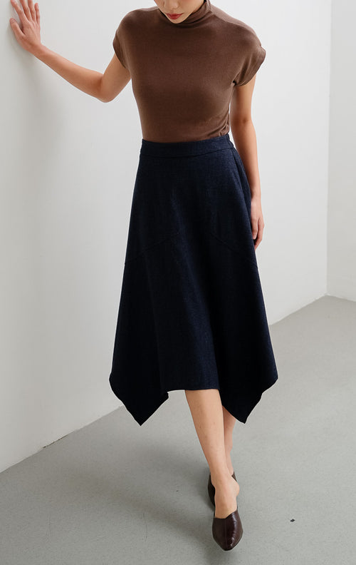 Rok midi wanita warna biru navy Austyn Skirt berbahan katun ringan dengan potongan hem asimetris dan pinggang karet (elasticated waistband).