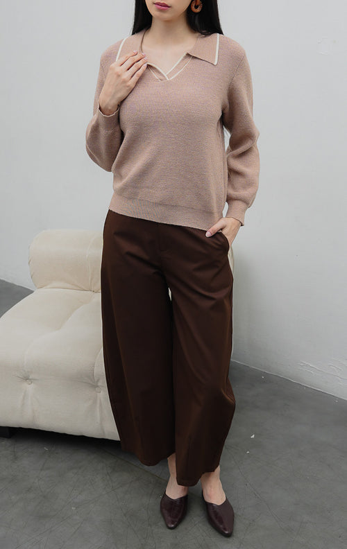 Sweter rajut wanita lengan panjang warna cokelat muda (khaki) Avelora Sweater bertekstur ribbed dengan kerah V dan list putih kontras (contrast tipping).