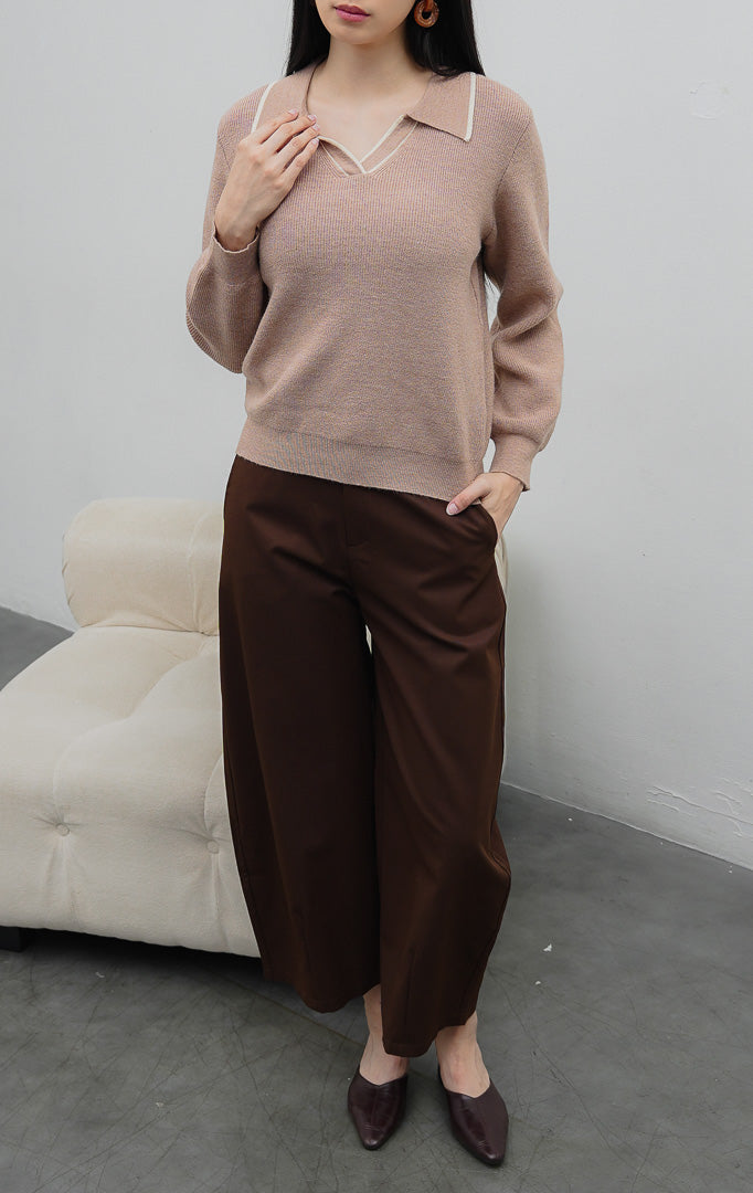 Sweter rajut wanita lengan panjang warna cokelat muda (khaki) Avelora Sweater bertekstur ribbed dengan kerah V dan list putih kontras (contrast tipping).