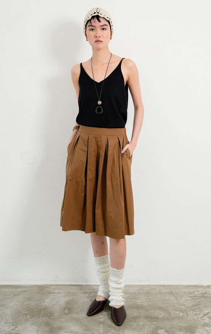 Celana kulot wanita santai warna cokelat (brown relaxed culotte pants) Avila Pants dengan pinggang bersih (clean waistband), detail lipit di bagian depan (subtle front pleat detailing), dan potongan kaki lebar (wide-leg silhouette).

