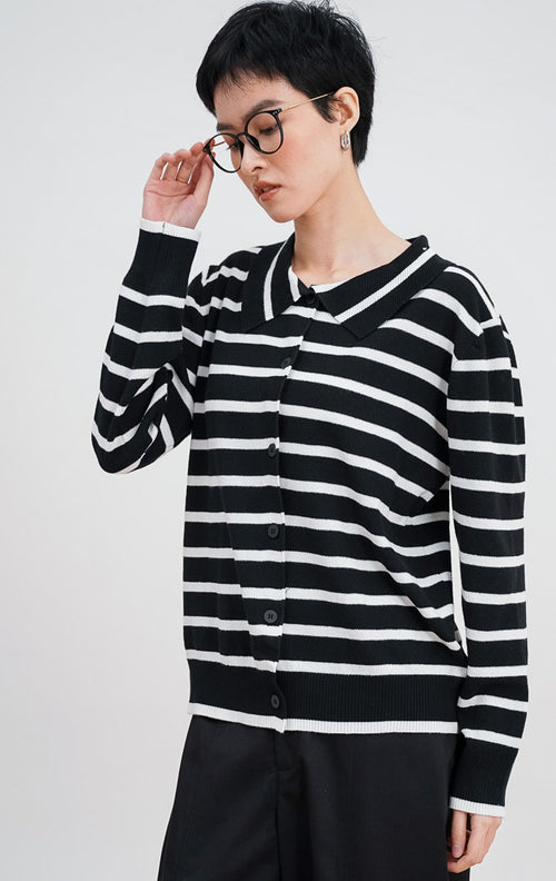 Close up model mengenakan Avrel Cardigan warna black, kardigan rajut ribbed motif garis horizontal putih dengan kerah polo hitam dan kancing depan