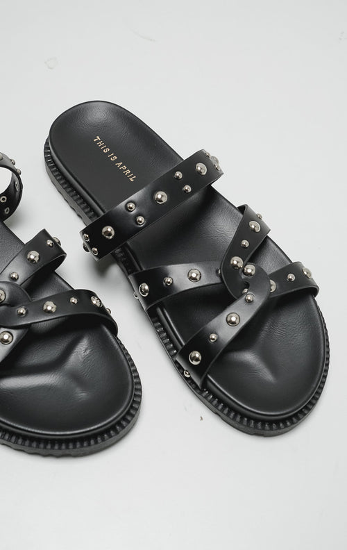 Tampak atas sepasang sandal gladiator wanita Azelia Sandals Black dengan tali silang hitam dan hiasan studs perak.