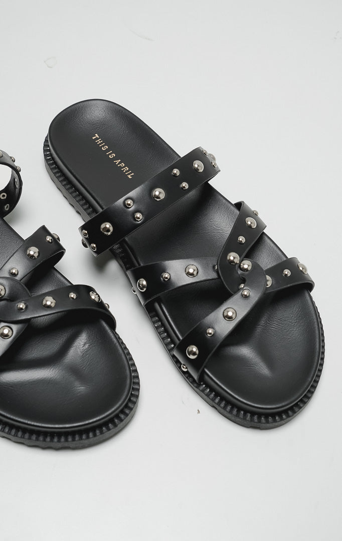 Tampak atas sepasang sandal gladiator wanita Azelia Sandals Black dengan tali silang hitam dan hiasan studs perak.