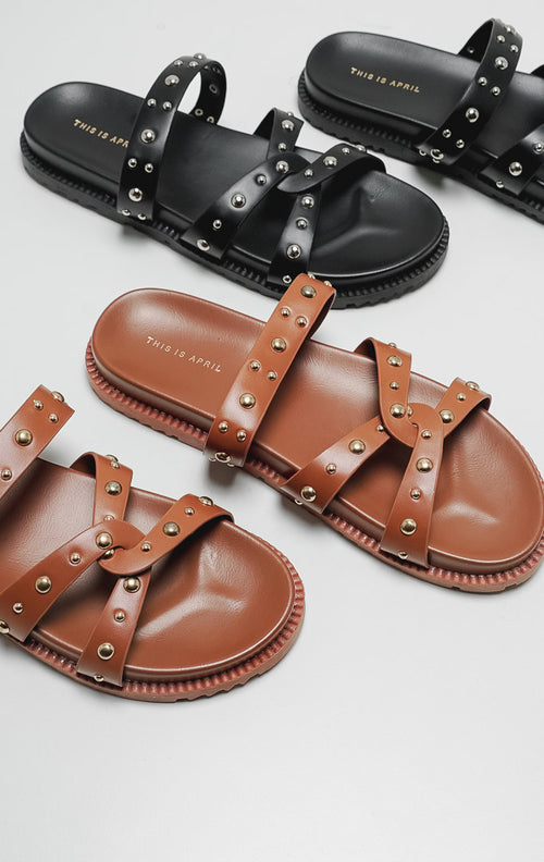 Detail sandal gladiator wanita Azelia Sandals Brown dengan tali silang cokelat dan hiasan studs emas (gold studs).